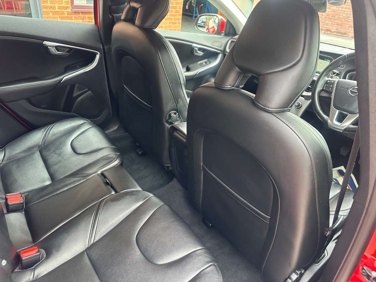 2016 VOLVO V40 2016 VOLVO V40