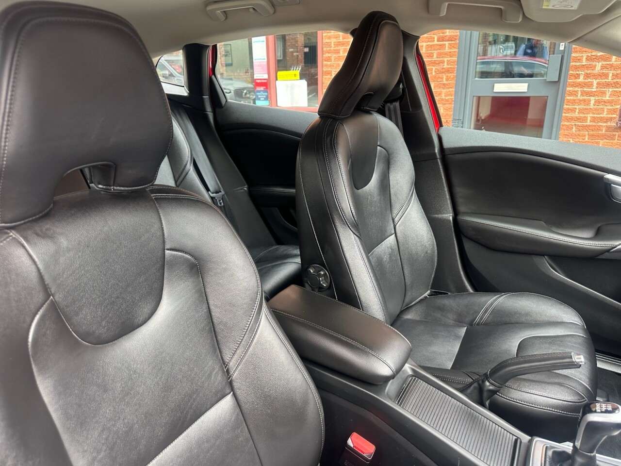 2016 VOLVO V40 2016 VOLVO V40
