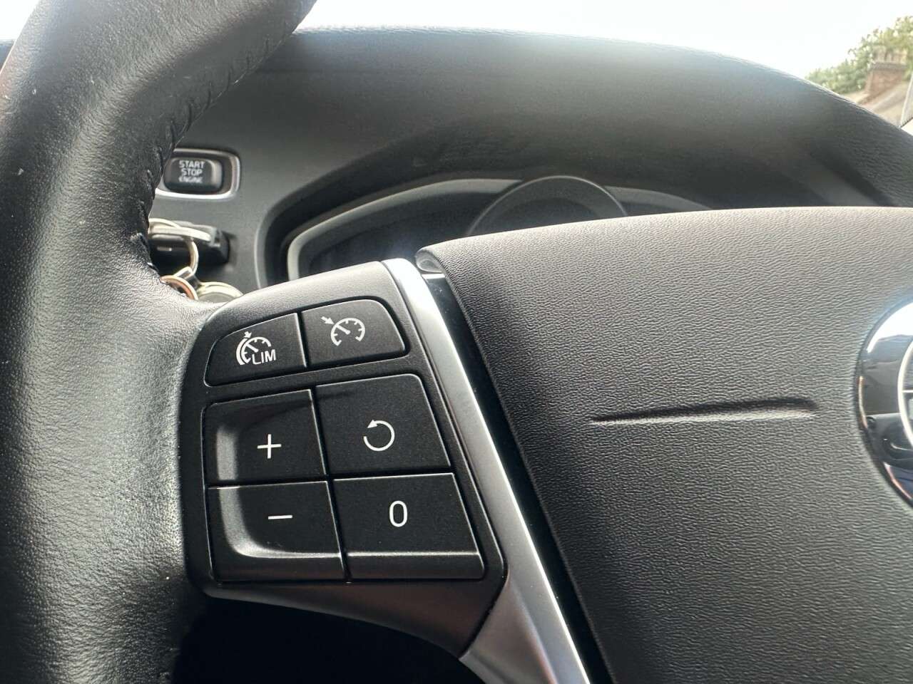 2016 VOLVO V40 2016 VOLVO V40