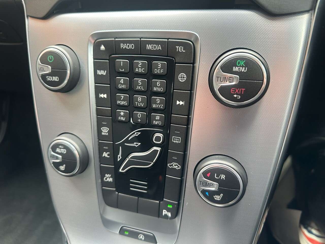 2016 VOLVO V40 2016 VOLVO V40