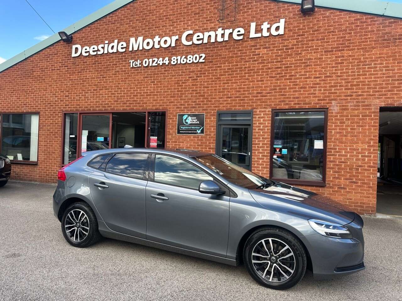 A 2018 VOLVO V40 2.0 T2 GPF Momentum Nav Plus Hatchback 5dr Petrol Manual Euro 6 (s/s) (122 A 2018 VOLVO V40 2.0 T2 GPF Momentum Nav Plus Hatchback 5dr Petrol Manual Euro 6 (s/s) (122