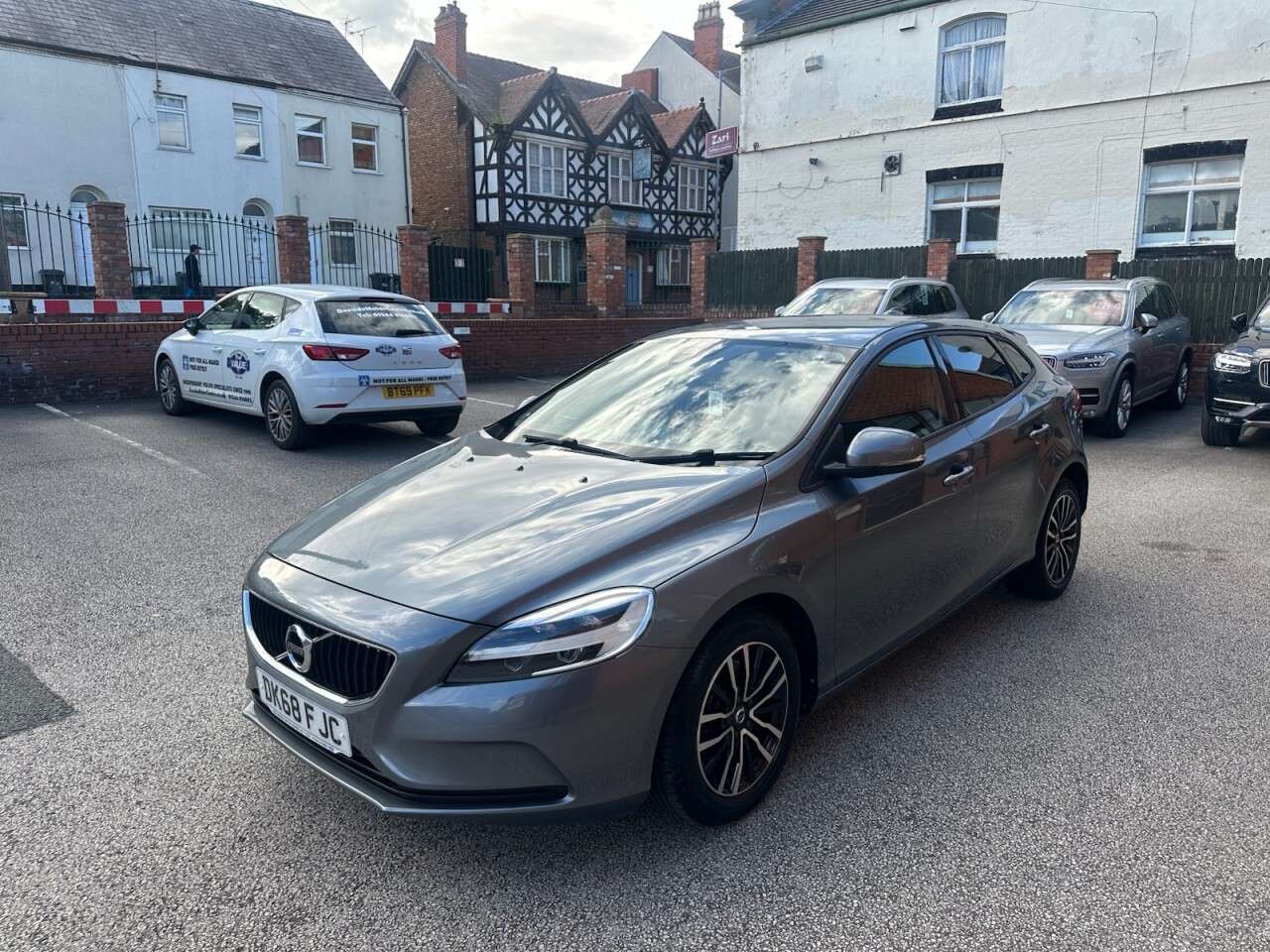 A 2018 VOLVO V40 2.0 T2 GPF Momentum Nav Plus Hatchback 5dr Petrol Manual Euro 6 (s/s) (122 A 2018 VOLVO V40 2.0 T2 GPF Momentum Nav Plus Hatchback 5dr Petrol Manual Euro 6 (s/s) (122