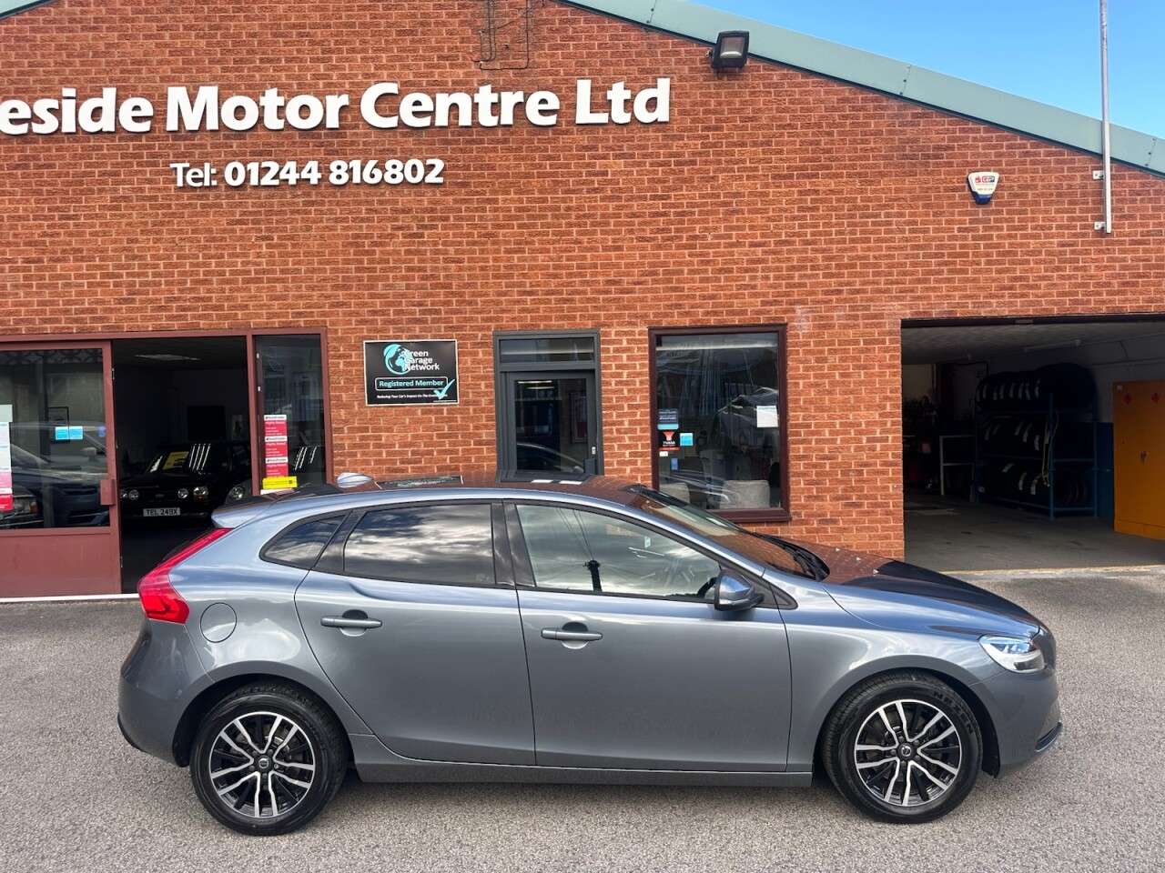 A 2018 VOLVO V40 2.0 T2 GPF Momentum Nav Plus Hatchback 5dr Petrol Manual Euro 6 (s/s) (122 A 2018 VOLVO V40 2.0 T2 GPF Momentum Nav Plus Hatchback 5dr Petrol Manual Euro 6 (s/s) (122