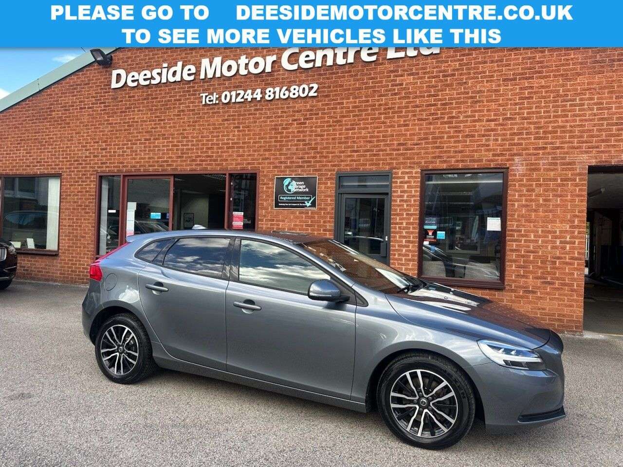 A 2018 VOLVO V40 2.0 T2 GPF Momentum Nav Plus Hatchback 5dr Petrol Manual Euro 6 (s/s) (122 A 2018 VOLVO V40 2.0 T2 GPF Momentum Nav Plus Hatchback 5dr Petrol Manual Euro 6 (s/s) (122