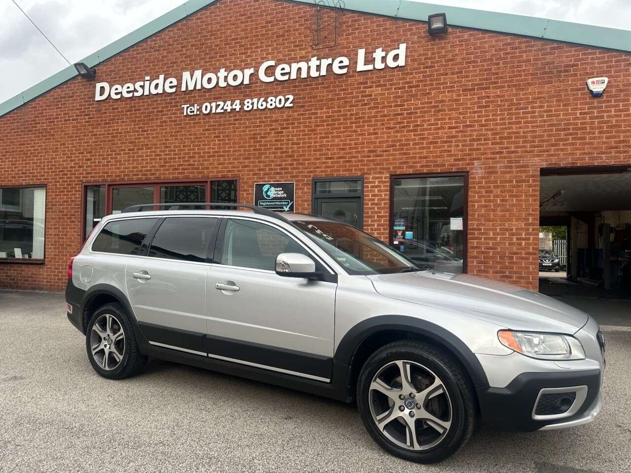 A 2012 VOLVO XC70 2.4 D5 SE Lux Estate 5dr Diesel Geartronic AWD Euro 5 (215 ps) Rear parking A 2012 VOLVO XC70 2.4 D5 SE Lux Estate 5dr Diesel Geartronic AWD Euro 5 (215 ps) Rear parking