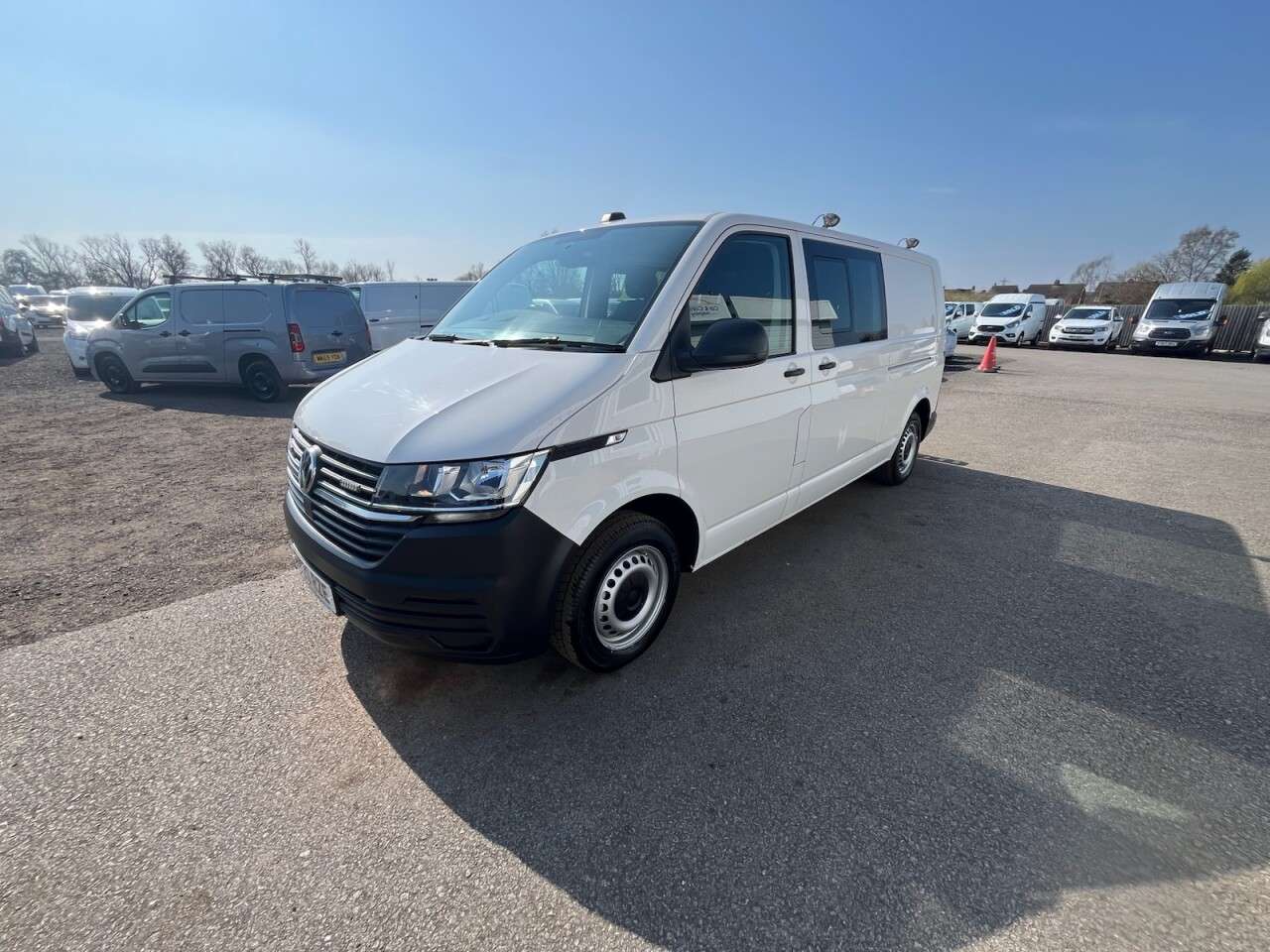 A 2020 VOLKSWAGEN TRANSPORTER 2.0 TDI T32 Startline Crew Van Double Cab 5dr Diesel Manual FWD LWB High Ro A 2020 VOLKSWAGEN TRANSPORTER 2.0 TDI T32 Startline Crew Van Double Cab 5dr Diesel Manual FWD LWB High Ro