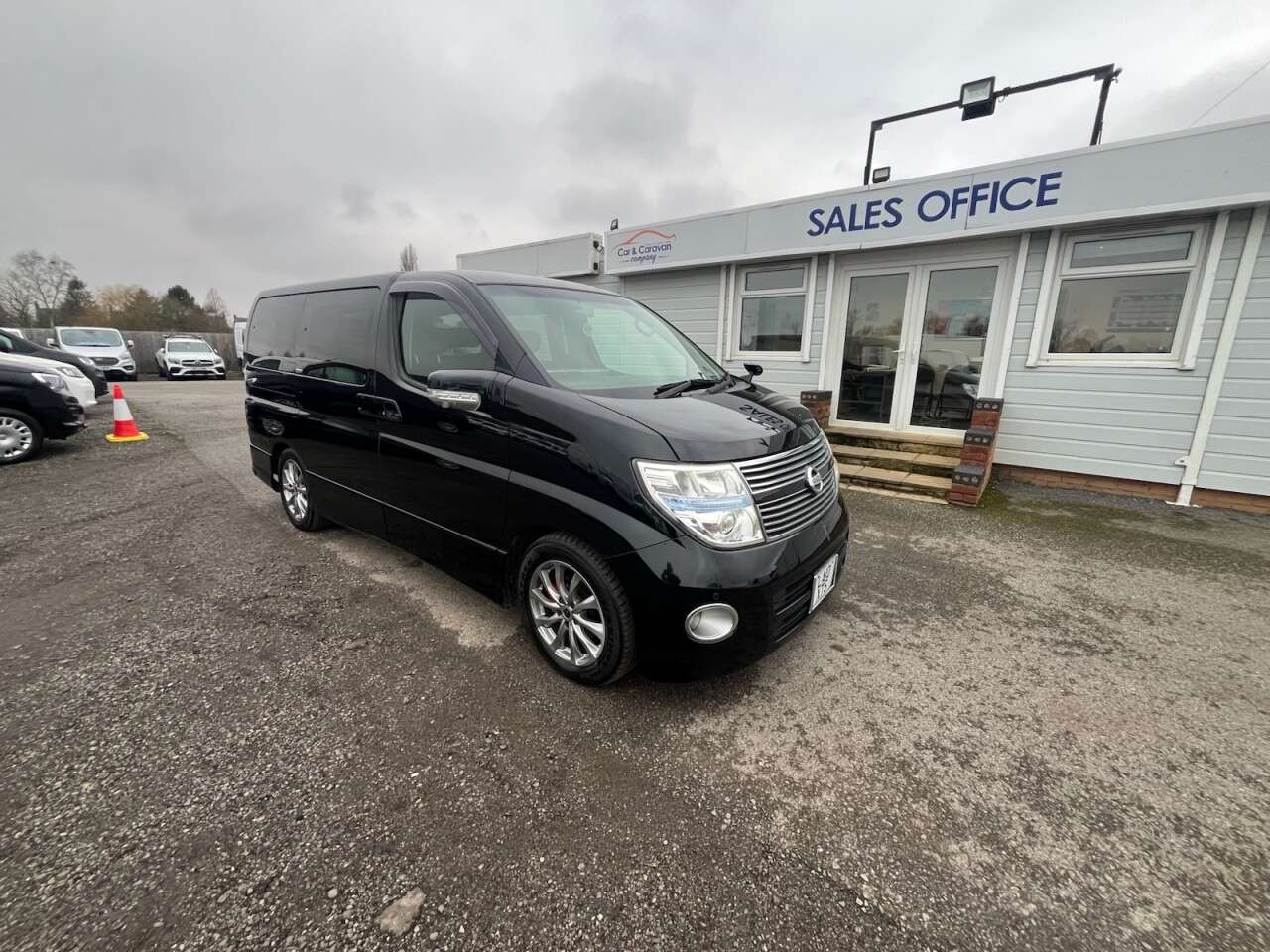 A 2010 NISSAN ELGRAND 8 SEATER DAY VEHICLE - BUS A 2010 NISSAN ELGRAND 8 SEATER DAY VEHICLE - BUS