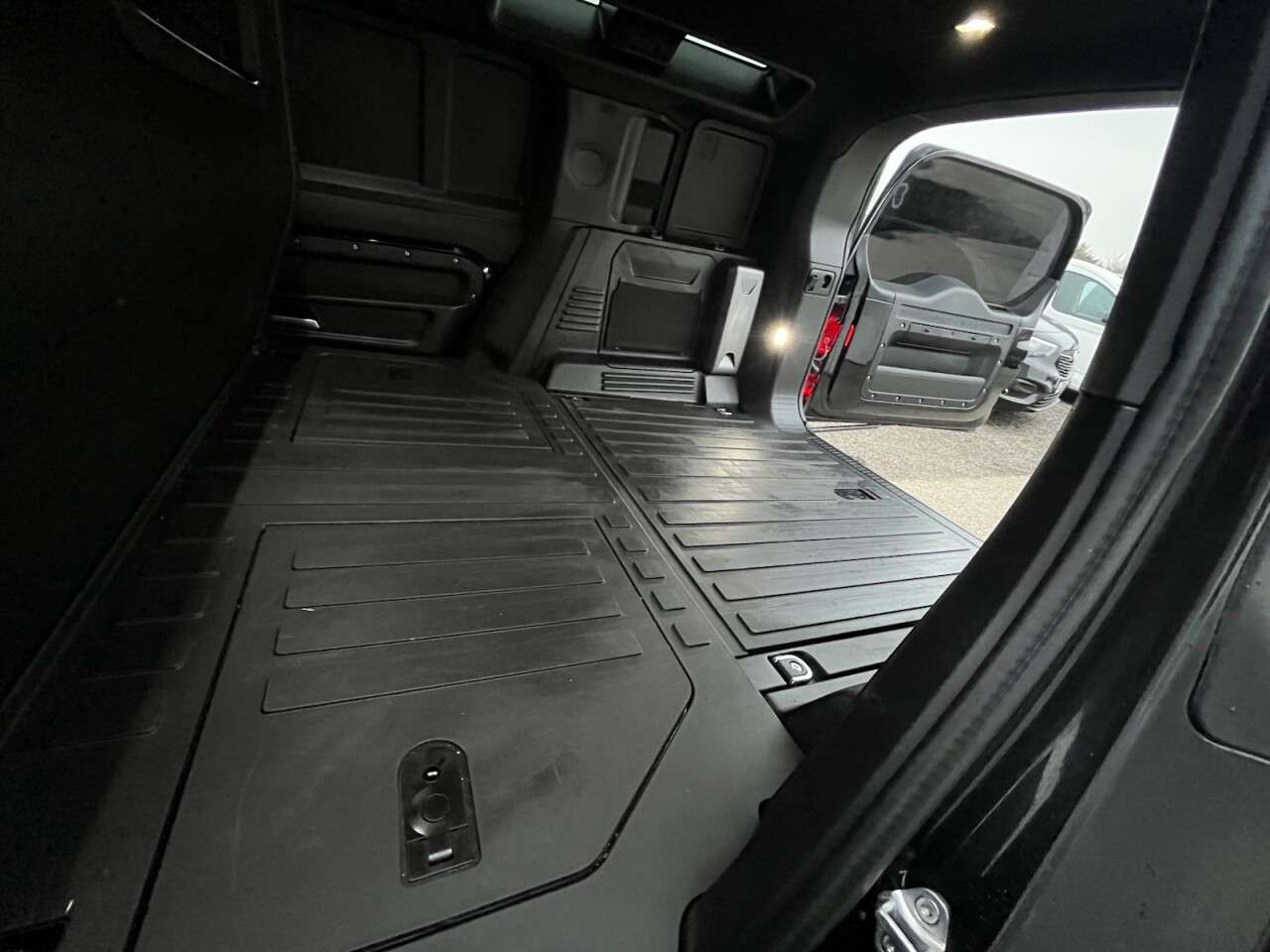 2025 LAND ROVER DEFENDER 2025 LAND ROVER DEFENDER