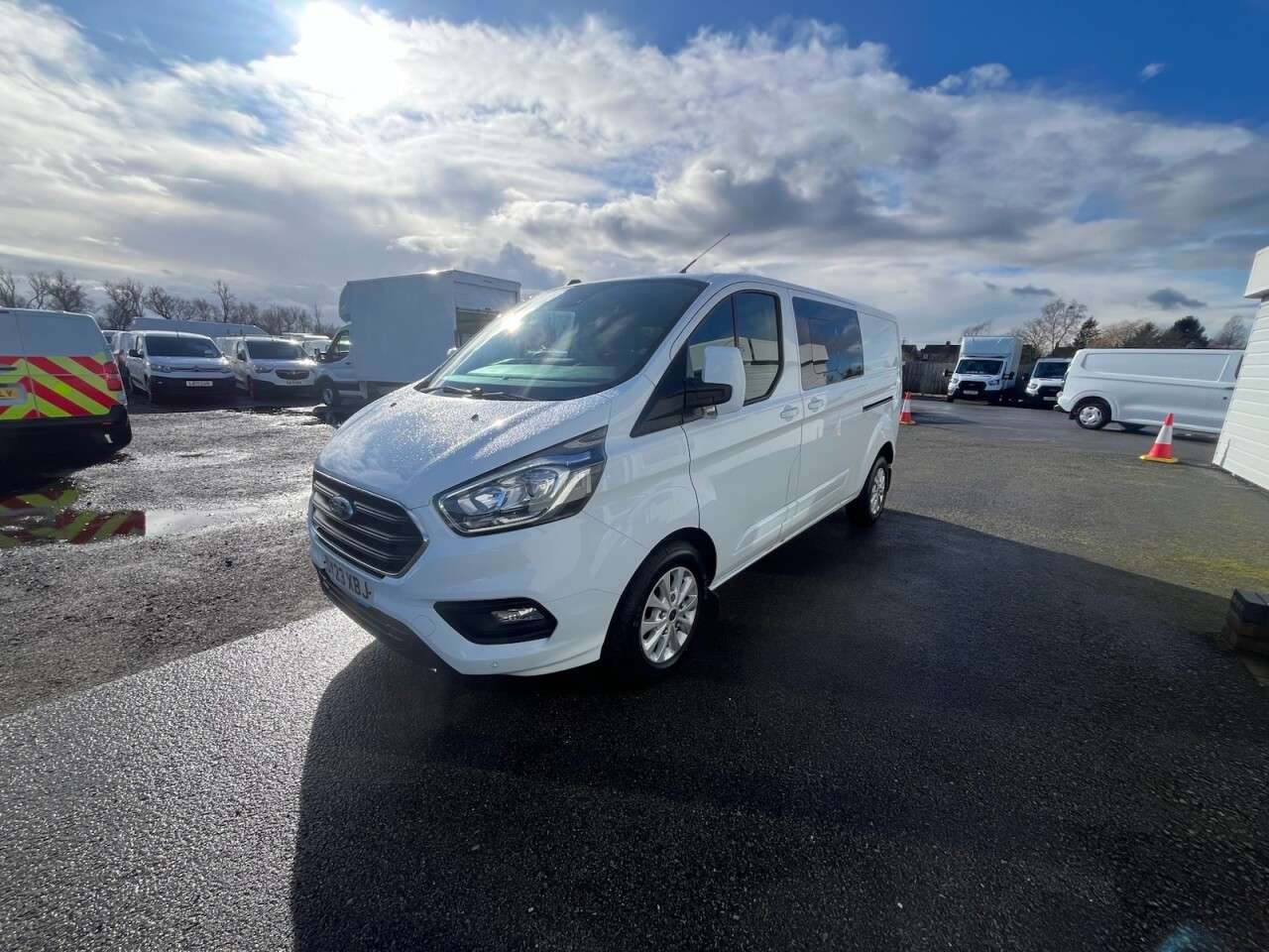 A 2023 FORD TRANSIT CUSTOM 2.0 320 EcoBlue Limited Crew Van Double Cab 5dr Diesel Manual L2 H1 Euro 6 A 2023 FORD TRANSIT CUSTOM 2.0 320 EcoBlue Limited Crew Van Double Cab 5dr Diesel Manual L2 H1 Euro 6