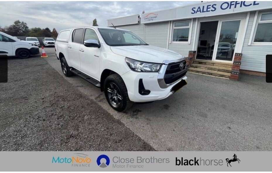 A 2021 TOYOTA HI-LUX 2.4 D-4D Icon Pickup Double Cab 4dr Diesel Manual 4WD Euro 6 (s/s) (150 ps) A 2021 TOYOTA HI-LUX 2.4 D-4D Icon Pickup Double Cab 4dr Diesel Manual 4WD Euro 6 (s/s) (150 ps)