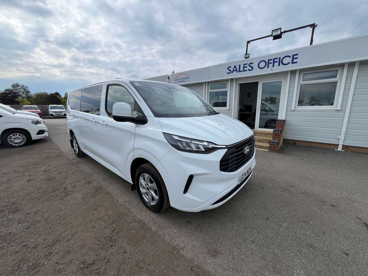 A 2024 FORD TRANSIT CUSTOM 2.0 320 EcoBlue Limited Kombi Double Cab 5dr Diesel Manual L2 Euro 6 (s/s) A 2024 FORD TRANSIT CUSTOM 2.0 320 EcoBlue Limited Kombi Double Cab 5dr Diesel Manual L2 Euro 6 (s/s)