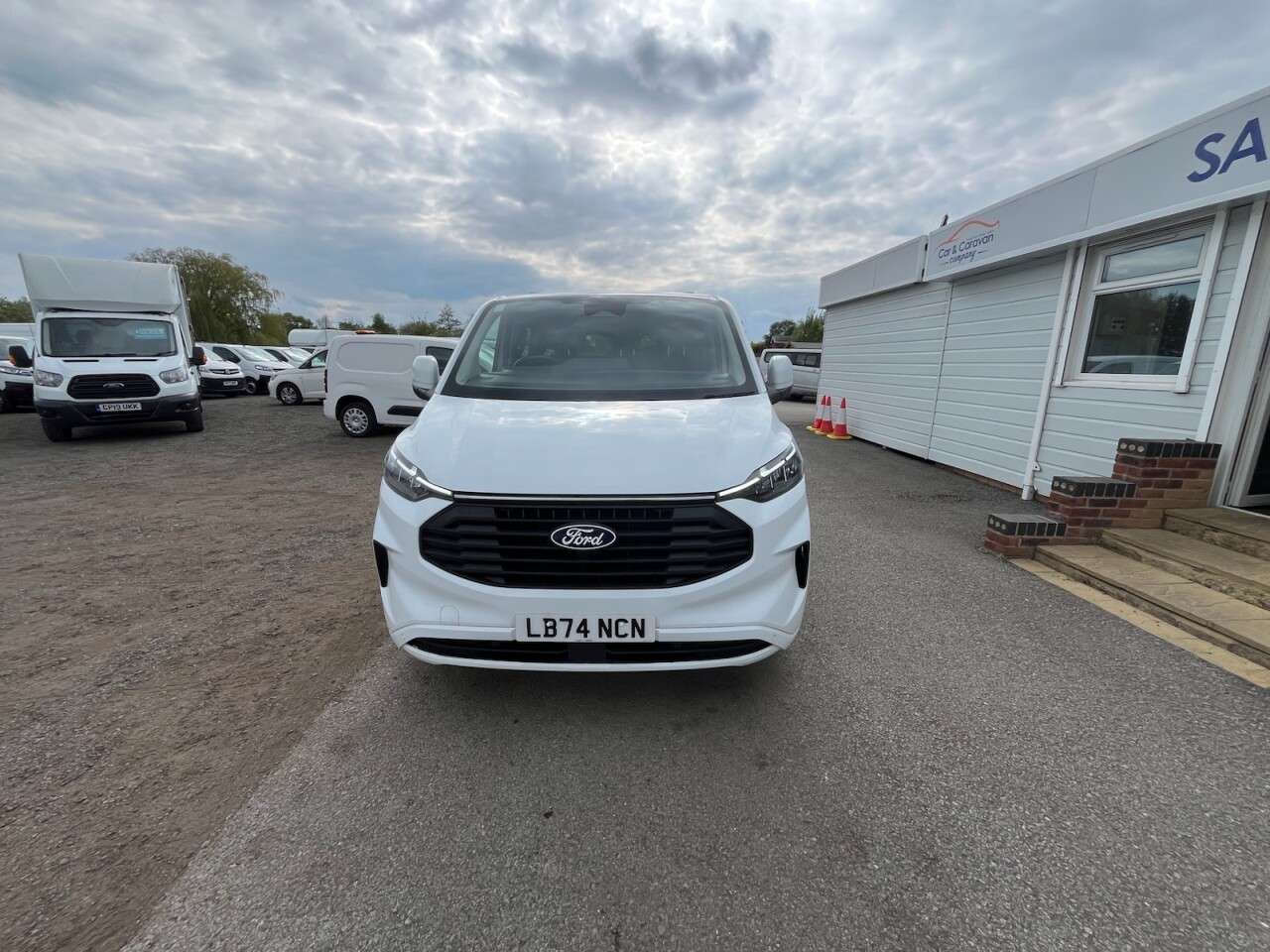 A 2024 FORD TRANSIT CUSTOM 2.0 320 EcoBlue Limited Kombi Double Cab 5dr Diesel Manual L2 Euro 6 (s/s) A 2024 FORD TRANSIT CUSTOM 2.0 320 EcoBlue Limited Kombi Double Cab 5dr Diesel Manual L2 Euro 6 (s/s)