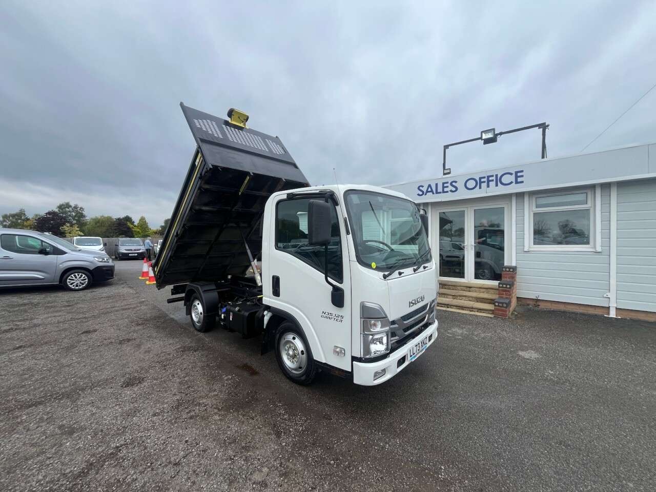 A 2023 ISUZU GRAFTER N35.125SE Tipper SWB Automatic Euro 6 * FINANCE AVAILABLE CALL FOR INFO* A 2023 ISUZU GRAFTER N35.125SE Tipper SWB Automatic Euro 6 * FINANCE AVAILABLE CALL FOR INFO*