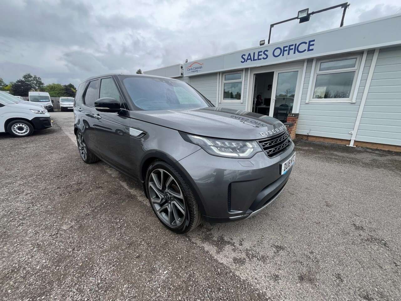A 2018 LAND ROVER DISCOVERY 3.0 TD V6 HSE Luxury SUV 5dr Diesel Auto 4WD Euro 6 (s/s) (258 ps) FINANCE A 2018 LAND ROVER DISCOVERY 3.0 TD V6 HSE Luxury SUV 5dr Diesel Auto 4WD Euro 6 (s/s) (258 ps) FINANCE