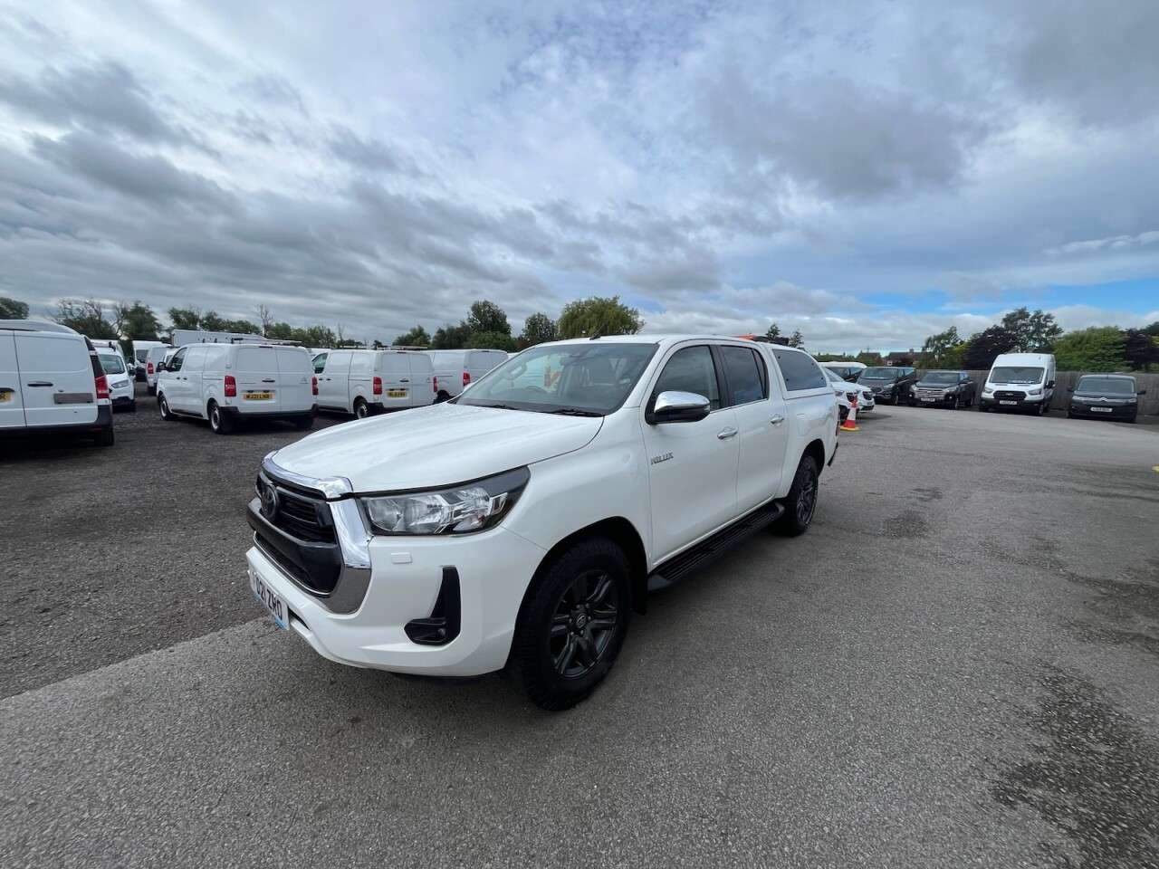 A 2021 TOYOTA HI-LUX 2.4 D-4D Icon Pickup Double Cab 4dr Diesel Auto 4WD Euro 6 (s/s) (150 ps) * A 2021 TOYOTA HI-LUX 2.4 D-4D Icon Pickup Double Cab 4dr Diesel Auto 4WD Euro 6 (s/s) (150 ps) *