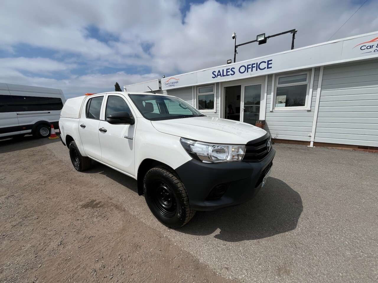 A 2020 TOYOTA HI-LUX 2.4 D-4D Active Pickup Extended Cab 4dr Diesel Manual 4WD Euro 6 (3.5t) (15 A 2020 TOYOTA HI-LUX 2.4 D-4D Active Pickup Extended Cab 4dr Diesel Manual 4WD Euro 6 (3.5t) (15