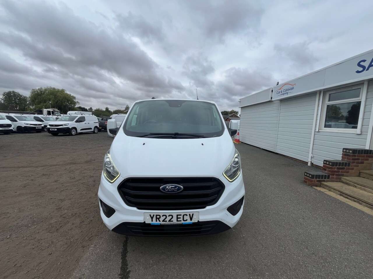A 2022 FORD TRANSIT CUSTOM 2.0 300 EcoBlue Trend Crew Van Double Cab 5dr Diesel Manual L2 H1 Euro 6 (s A 2022 FORD TRANSIT CUSTOM 2.0 300 EcoBlue Trend Crew Van Double Cab 5dr Diesel Manual L2 H1 Euro 6 (s
