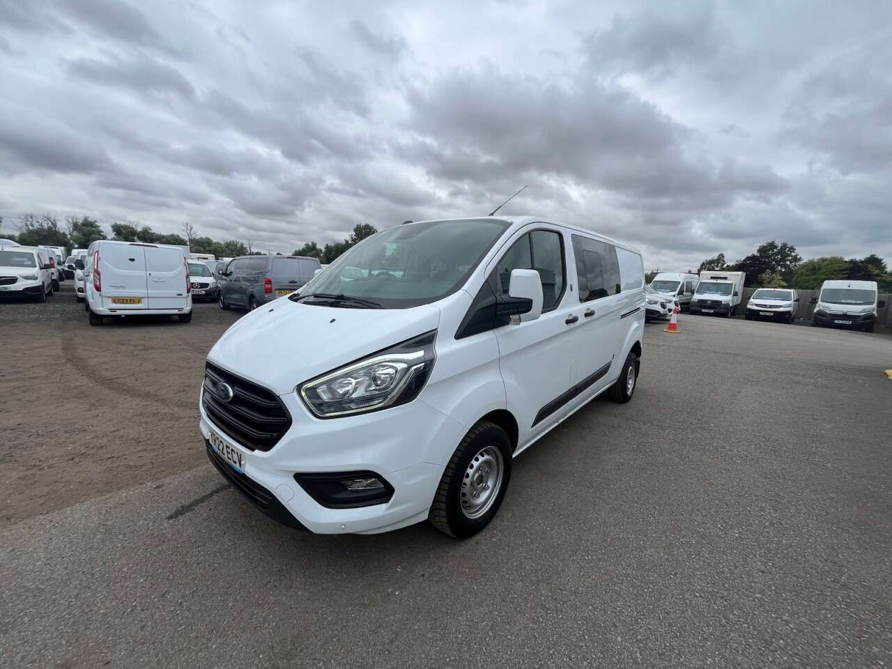 A 2022 FORD TRANSIT CUSTOM 2.0 300 EcoBlue Trend Crew Van Double Cab 5dr Diesel Manual L2 H1 Euro 6 (s A 2022 FORD TRANSIT CUSTOM 2.0 300 EcoBlue Trend Crew Van Double Cab 5dr Diesel Manual L2 H1 Euro 6 (s