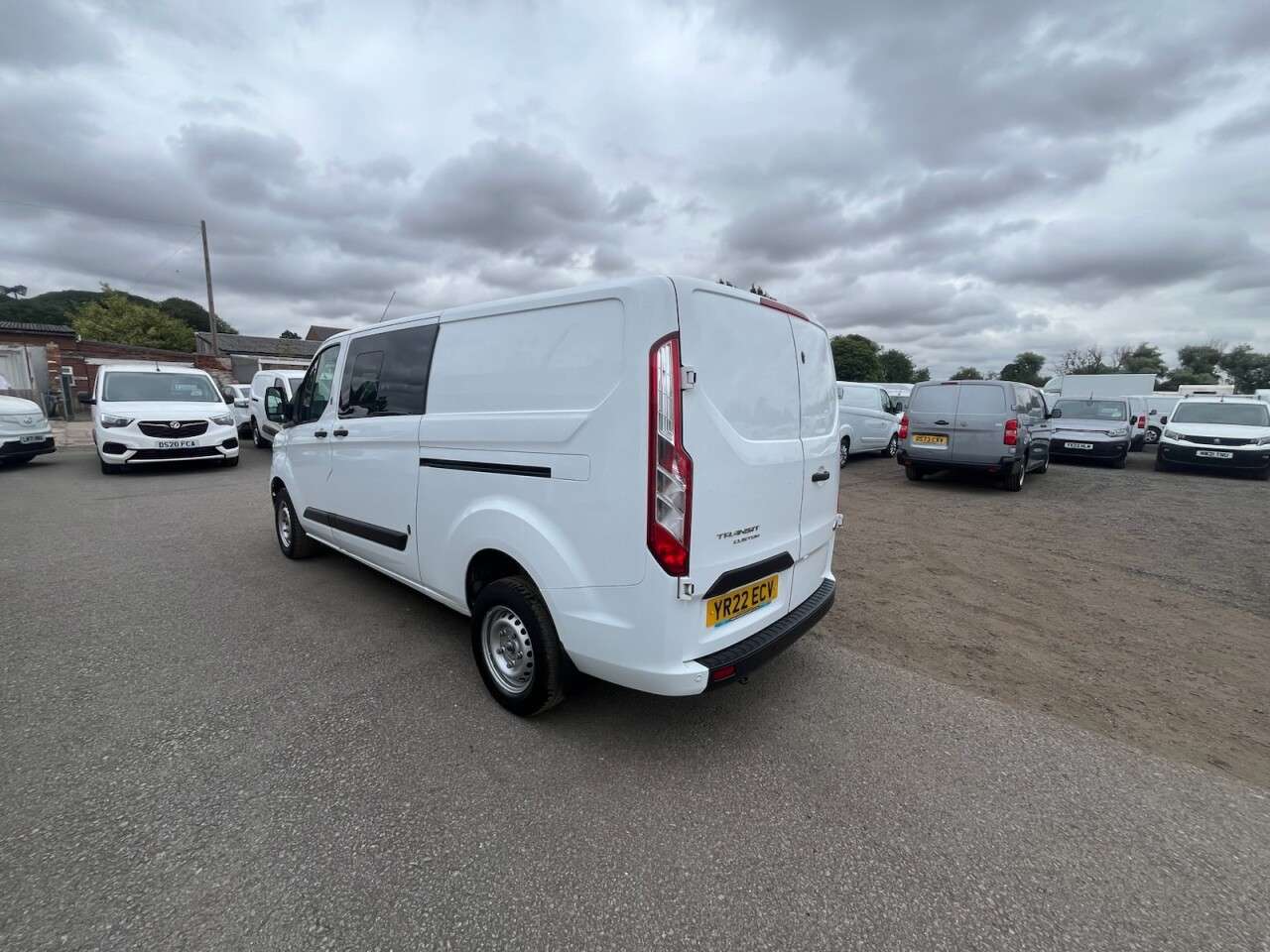 A 2022 FORD TRANSIT CUSTOM 2.0 300 EcoBlue Trend Crew Van Double Cab 5dr Diesel Manual L2 H1 Euro 6 (s A 2022 FORD TRANSIT CUSTOM 2.0 300 EcoBlue Trend Crew Van Double Cab 5dr Diesel Manual L2 H1 Euro 6 (s