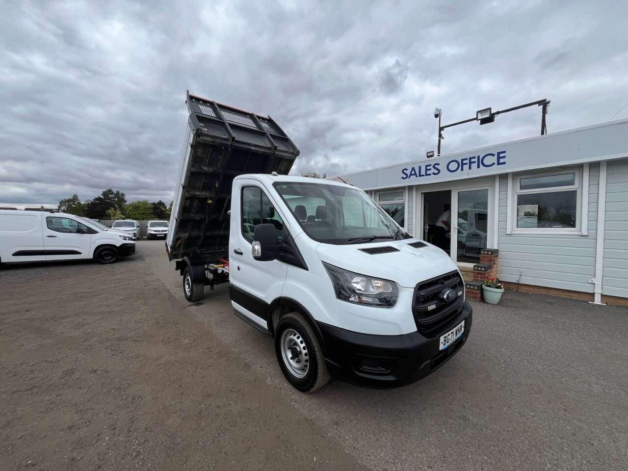 A 2021 FORD TRANSIT 2.0 350 EcoBlue Leader Tipper 2dr Diesel Manual FWD L2 Euro 6 (s/s) (1-Stop A 2021 FORD TRANSIT 2.0 350 EcoBlue Leader Tipper 2dr Diesel Manual FWD L2 Euro 6 (s/s) (1-Stop