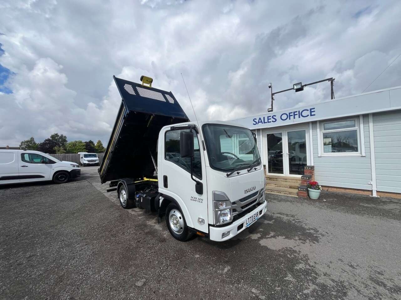 A 2023 ISUZU GRAFTER N35.125SE Tipper SWB Automatic Euro 6 FINANCE AVAILABLE CALL FOR INFO* A 2023 ISUZU GRAFTER N35.125SE Tipper SWB Automatic Euro 6 FINANCE AVAILABLE CALL FOR INFO*