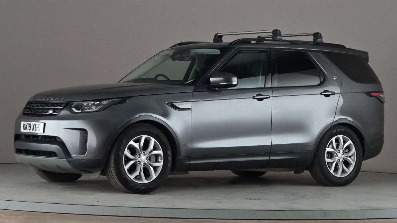 A 2019 LAND ROVER DISCOVERY 3.0 SD V6 SE SUV 5dr Diesel Auto 4WD Euro 6 (s/s) (306 ps) A 2019 LAND ROVER DISCOVERY 3.0 SD V6 SE SUV 5dr Diesel Auto 4WD Euro 6 (s/s) (306 ps)