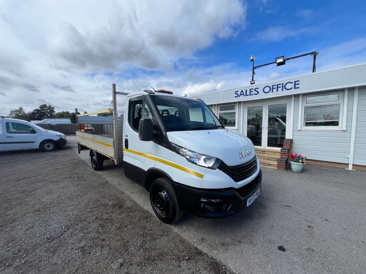 A 2023 IVECO DAILY 2.3D HPI 14V 35S 3450 Dropside 2dr Diesel Manual L2 Euro 6 (s/s) (136 ps) * A 2023 IVECO DAILY 2.3D HPI 14V 35S 3450 Dropside 2dr Diesel Manual L2 Euro 6 (s/s) (136 ps) *