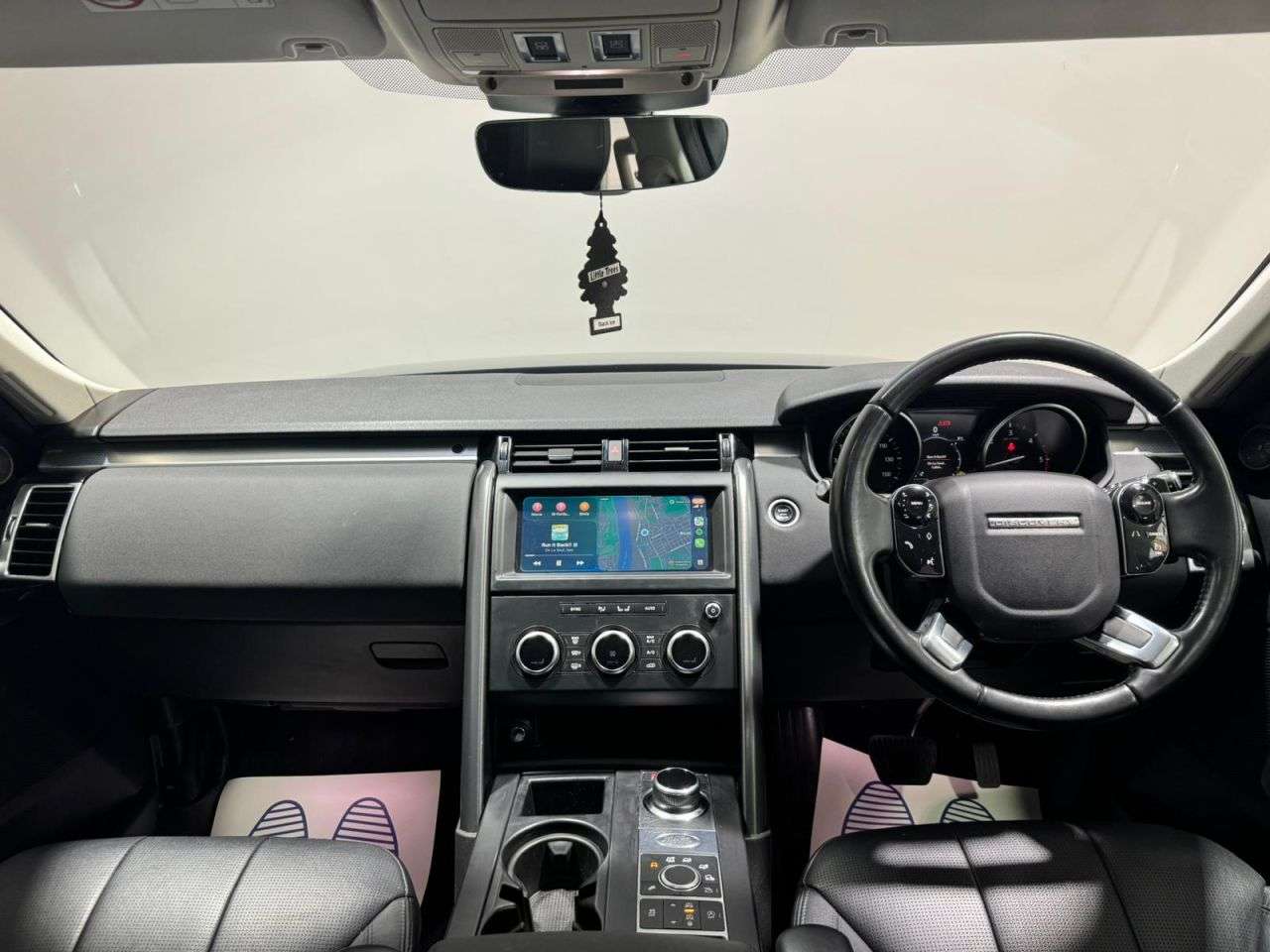 A 2019 LAND ROVER DISCOVERY 3.0 SD V6 Landmark Edition SUV 5dr Diesel Auto 4WD Euro 6 (s/s) (306 ps) FU A 2019 LAND ROVER DISCOVERY 3.0 SD V6 Landmark Edition SUV 5dr Diesel Auto 4WD Euro 6 (s/s) (306 ps) FU