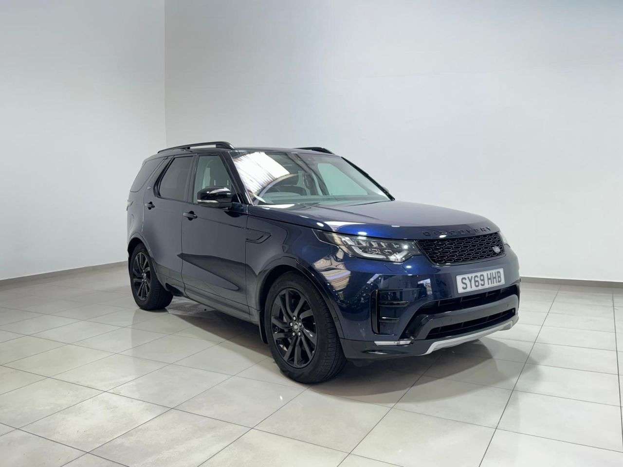 A 2019 LAND ROVER DISCOVERY 3.0 SD V6 Landmark Edition SUV 5dr Diesel Auto 4WD Euro 6 (s/s) (306 ps) FU A 2019 LAND ROVER DISCOVERY 3.0 SD V6 Landmark Edition SUV 5dr Diesel Auto 4WD Euro 6 (s/s) (306 ps) FU