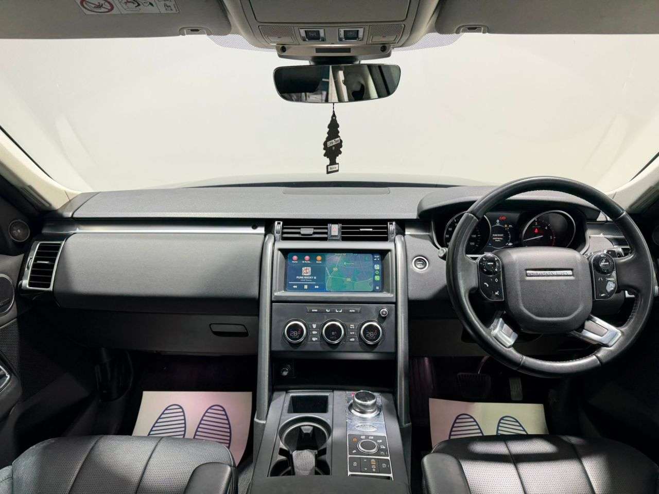 A 2019 LAND ROVER DISCOVERY 3.0 SD V6 Landmark Edition SUV 5dr Diesel Auto 4WD Euro 6 (s/s) (306 ps) NA A 2019 LAND ROVER DISCOVERY 3.0 SD V6 Landmark Edition SUV 5dr Diesel Auto 4WD Euro 6 (s/s) (306 ps) NA