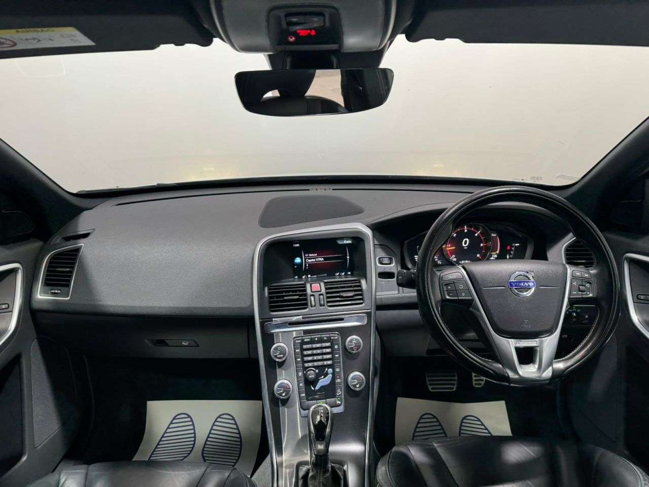 A 2016 VOLVO XC60 2.4 D5 R-Design Lux Nav SUV 5dr Diesel Auto AWD Euro 6 (s/s) (220 ps) NATIO A 2016 VOLVO XC60 2.4 D5 R-Design Lux Nav SUV 5dr Diesel Auto AWD Euro 6 (s/s) (220 ps) NATIO