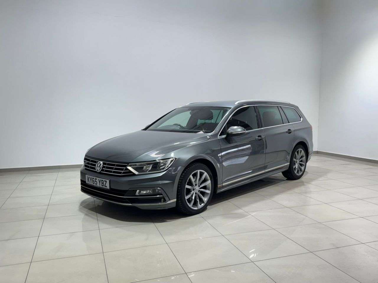 A 2015 VOLKSWAGEN PASSAT 2.0 TDI BlueMotion Tech R-Line Estate 5dr Diesel Manual Euro 6 (s/s) (150 p A 2015 VOLKSWAGEN PASSAT 2.0 TDI BlueMotion Tech R-Line Estate 5dr Diesel Manual Euro 6 (s/s) (150 p