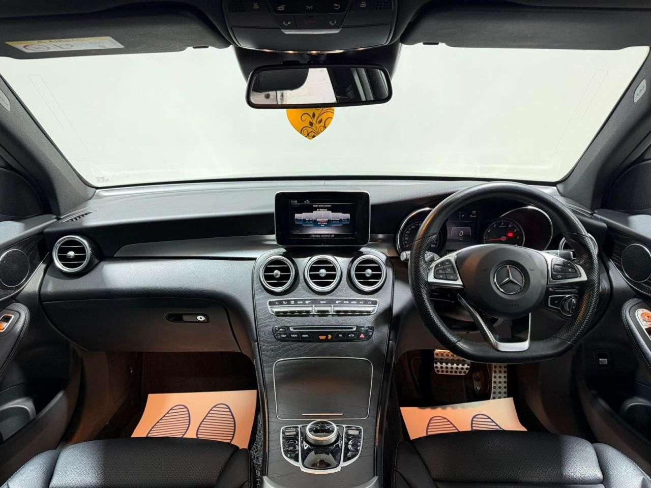 A 2018 MERCEDES-BENZ GLC 2.0 GLC250 AMG Line (Premium) SUV 5dr Petrol G-Tronic 4MATIC Euro 6 (s/s) ( A 2018 MERCEDES-BENZ GLC 2.0 GLC250 AMG Line (Premium) SUV 5dr Petrol G-Tronic 4MATIC Euro 6 (s/s) (