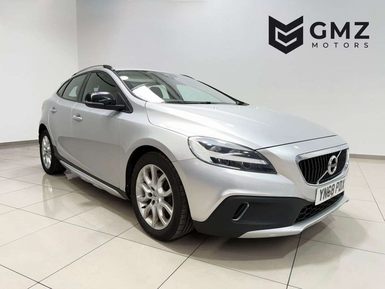 A 2018 VOLVO V40 2.0 T2 GPF R-Design Hatchback 5dr Petrol Manual Euro 6 (s/s) (122 ps) NATIO A 2018 VOLVO V40 2.0 T2 GPF R-Design Hatchback 5dr Petrol Manual Euro 6 (s/s) (122 ps) NATIO