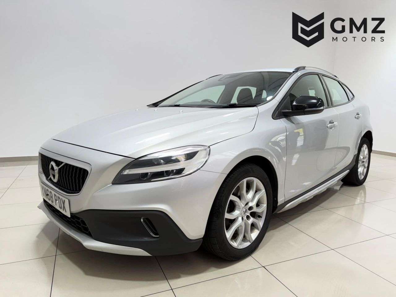 A 2018 VOLVO V40 2.0 T2 GPF R-Design Hatchback 5dr Petrol Manual Euro 6 (s/s) (122 ps) NATIO A 2018 VOLVO V40 2.0 T2 GPF R-Design Hatchback 5dr Petrol Manual Euro 6 (s/s) (122 ps) NATIO