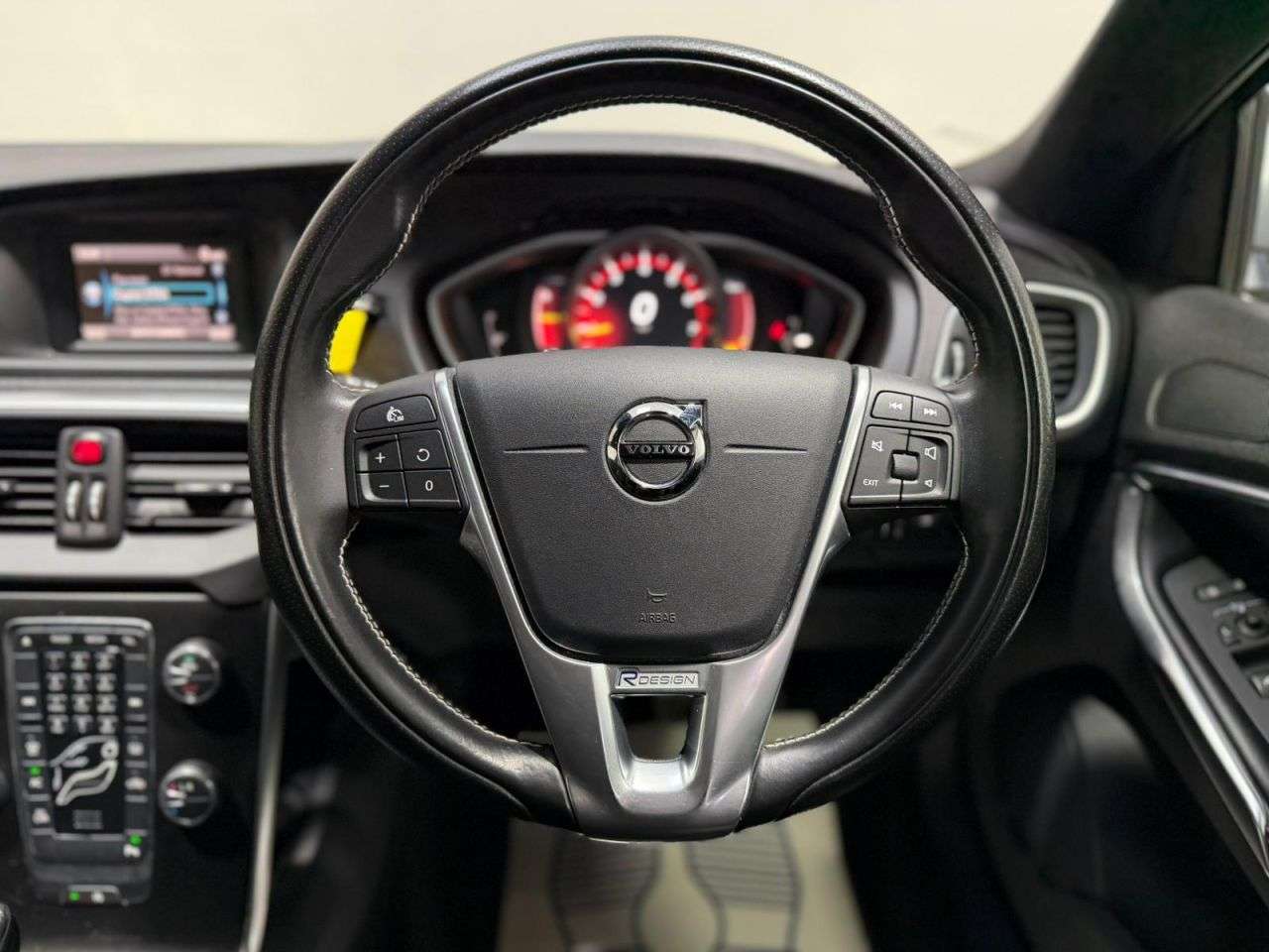 2018 VOLVO V40 2018 VOLVO V40
