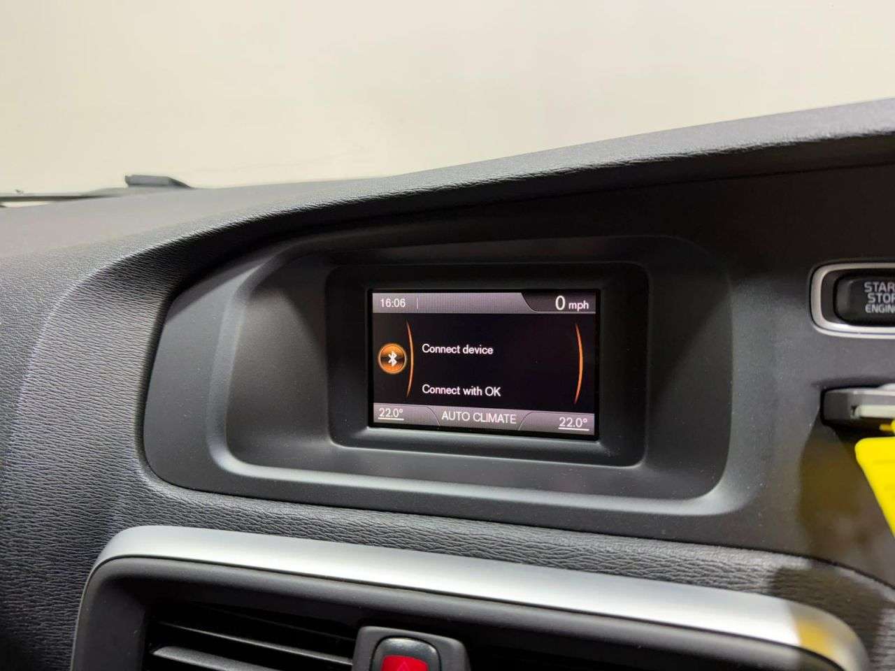 2018 VOLVO V40 2018 VOLVO V40