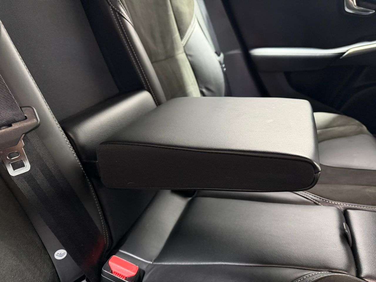 2018 VOLVO V40 2018 VOLVO V40