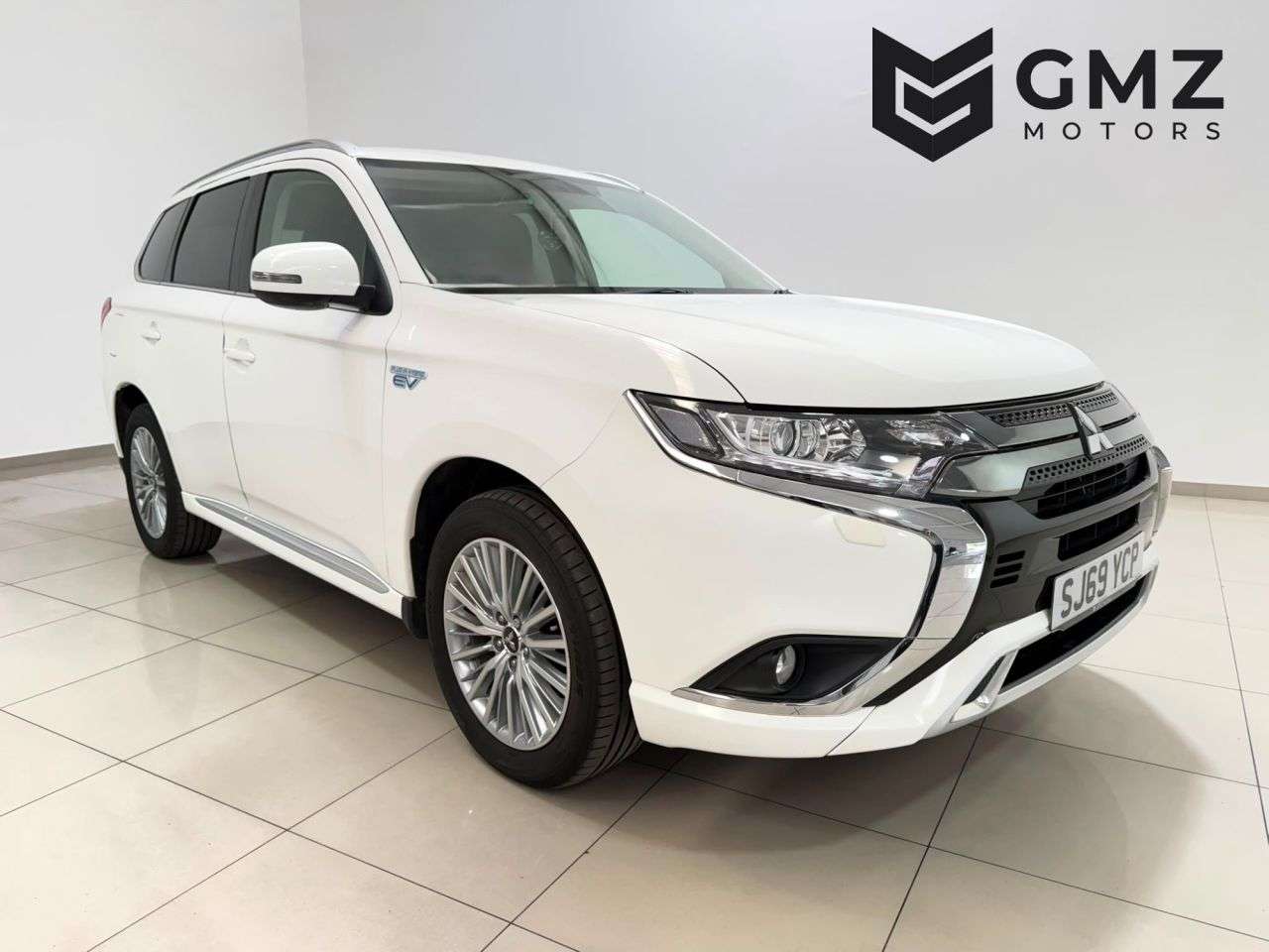 A 2019 MITSUBISHI OUTLANDER 2.4h TwinMotor 13.8kWh Design SUV 5dr Petrol Plug-in Hybrid CVT 4WD Euro 6 A 2019 MITSUBISHI OUTLANDER 2.4h TwinMotor 13.8kWh Design SUV 5dr Petrol Plug-in Hybrid CVT 4WD Euro 6