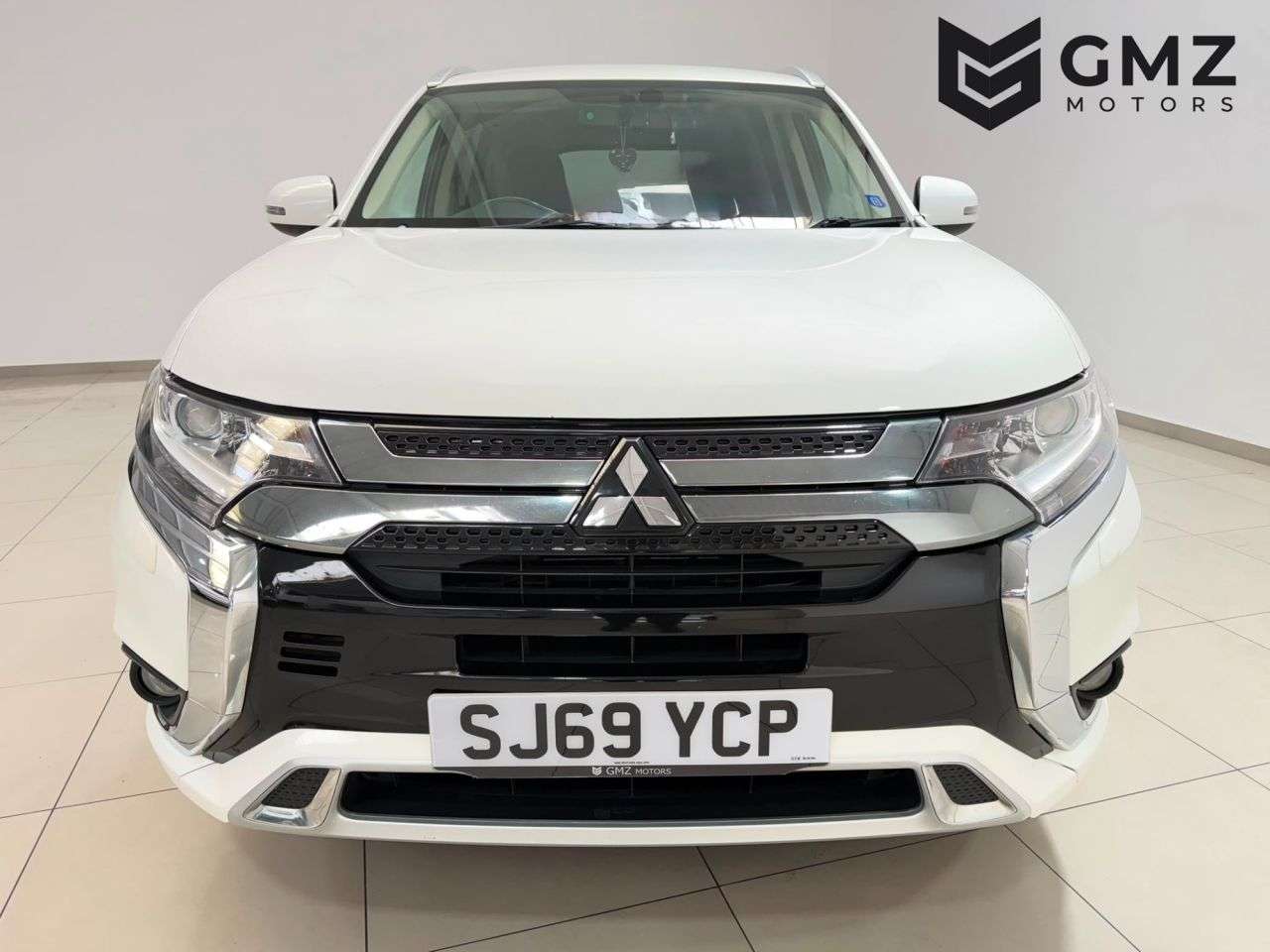 A 2019 MITSUBISHI OUTLANDER 2.4h TwinMotor 13.8kWh Design SUV 5dr Petrol Plug-in Hybrid CVT 4WD Euro 6 A 2019 MITSUBISHI OUTLANDER 2.4h TwinMotor 13.8kWh Design SUV 5dr Petrol Plug-in Hybrid CVT 4WD Euro 6