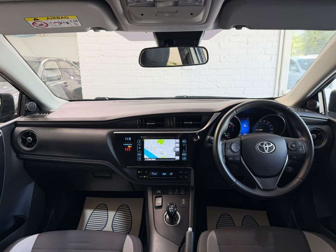 A 2016 TOYOTA AURIS 1.8 VVT-h Business Edition Hatchback 5dr Petrol Hybrid CVT Euro 6 (s/s) (Sa A 2016 TOYOTA AURIS 1.8 VVT-h Business Edition Hatchback 5dr Petrol Hybrid CVT Euro 6 (s/s) (Sa
