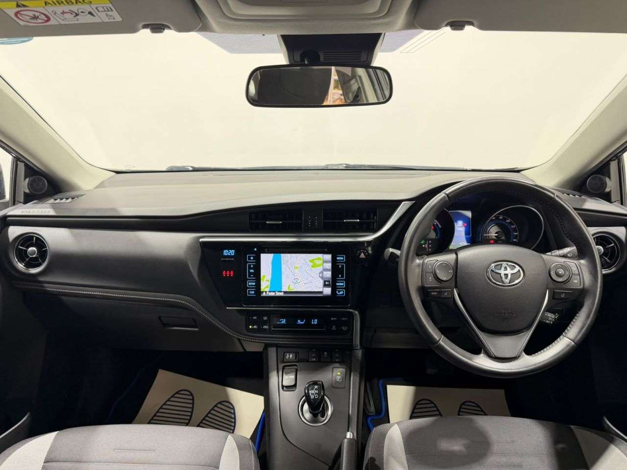 A 2016 TOYOTA AURIS 1.8 VVT-h Business Edition Hatchback 5dr Petrol Hybrid CVT Euro 6 (s/s) (Sa A 2016 TOYOTA AURIS 1.8 VVT-h Business Edition Hatchback 5dr Petrol Hybrid CVT Euro 6 (s/s) (Sa