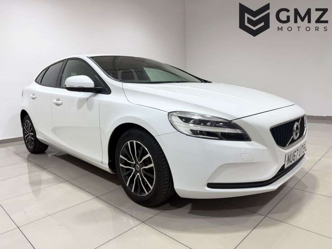 A 2017 VOLVO V40 2.0 T2 Momentum Hatchback 5dr Petrol Manual Euro 6 (s/s) (122 ps) NATIONWID A 2017 VOLVO V40 2.0 T2 Momentum Hatchback 5dr Petrol Manual Euro 6 (s/s) (122 ps) NATIONWID