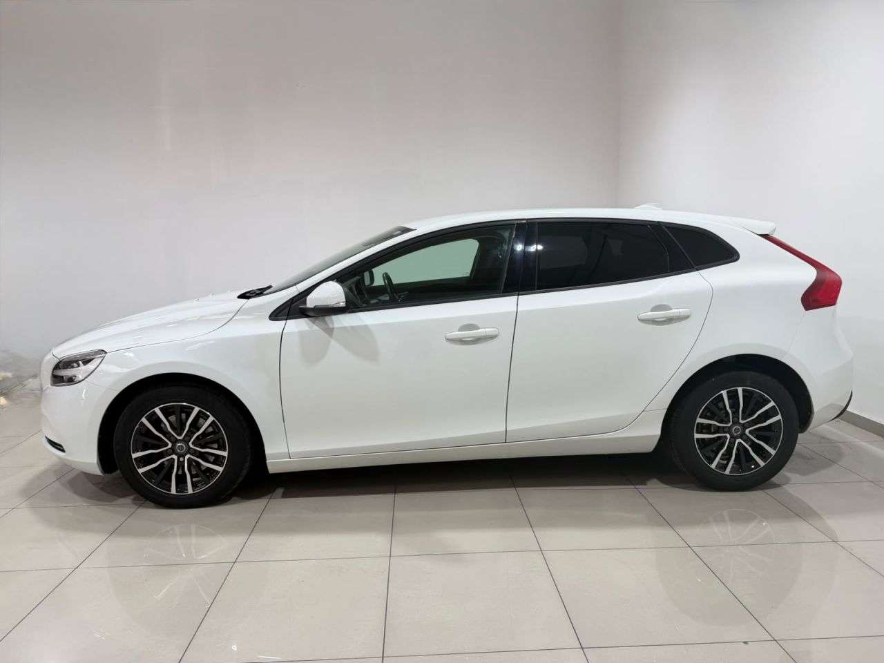 2017 VOLVO V40 2017 VOLVO V40