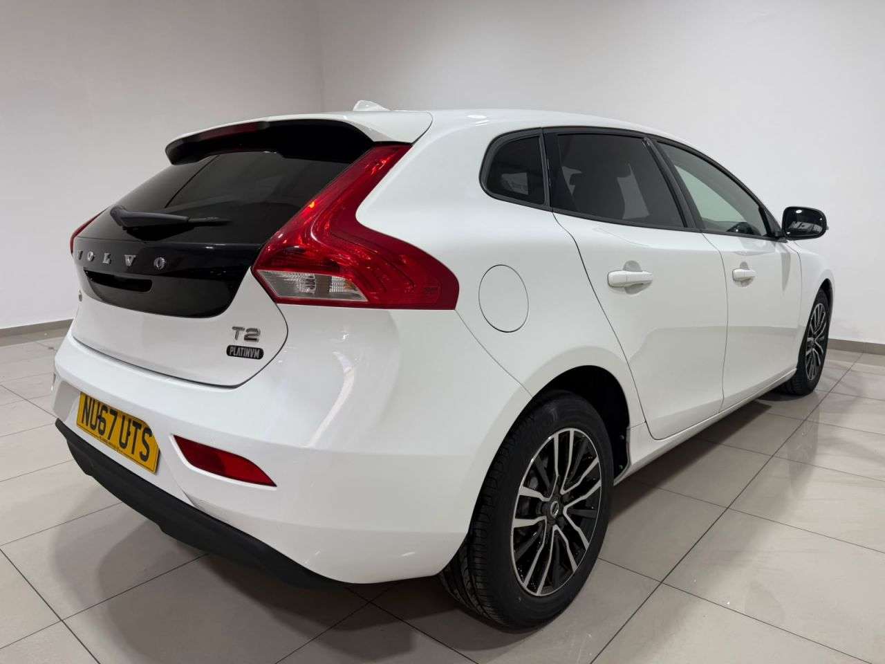 2017 VOLVO V40 2017 VOLVO V40