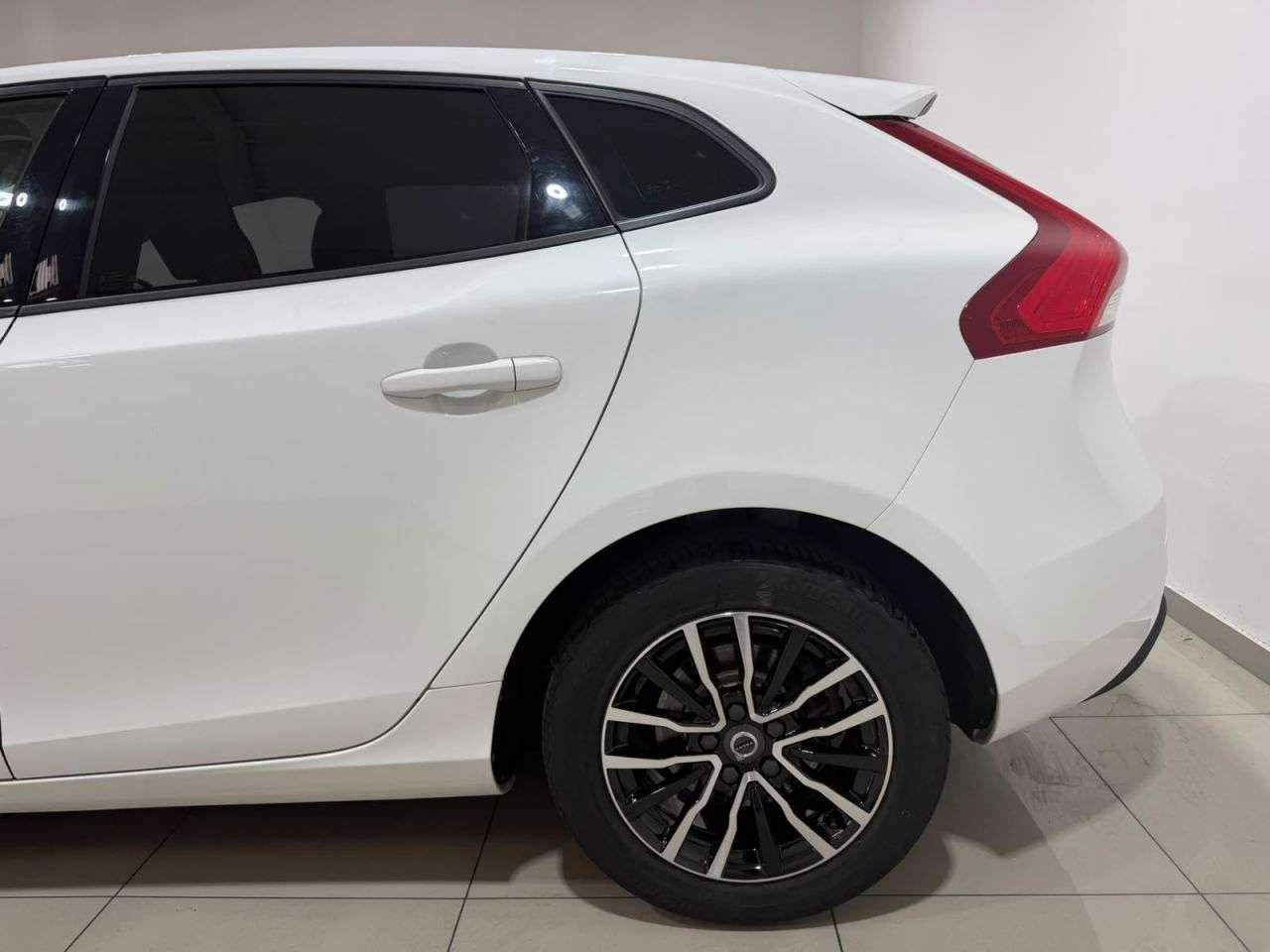 2017 VOLVO V40 2017 VOLVO V40