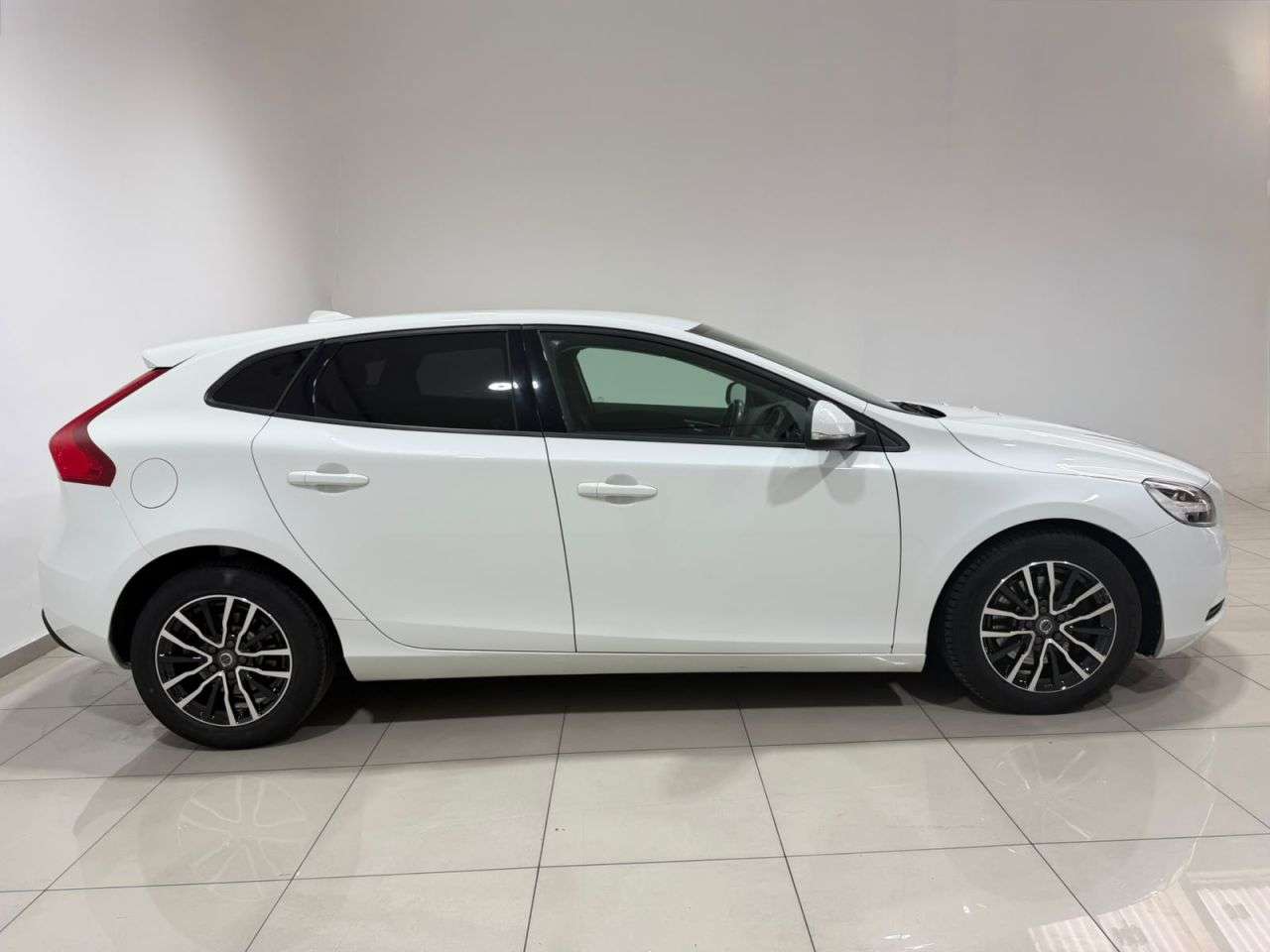 2017 VOLVO V40 2017 VOLVO V40