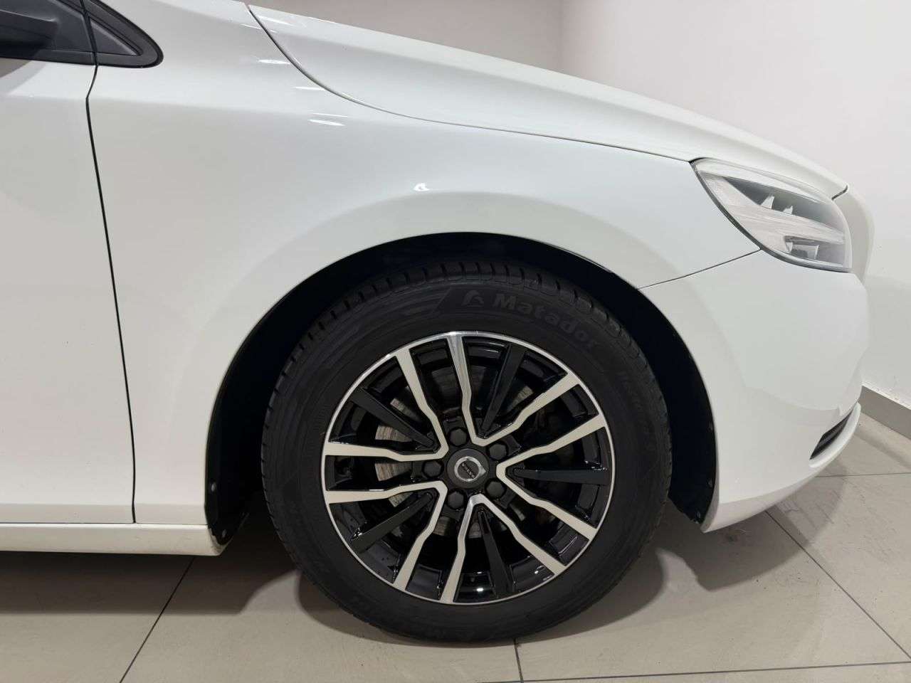 2017 VOLVO V40 2017 VOLVO V40