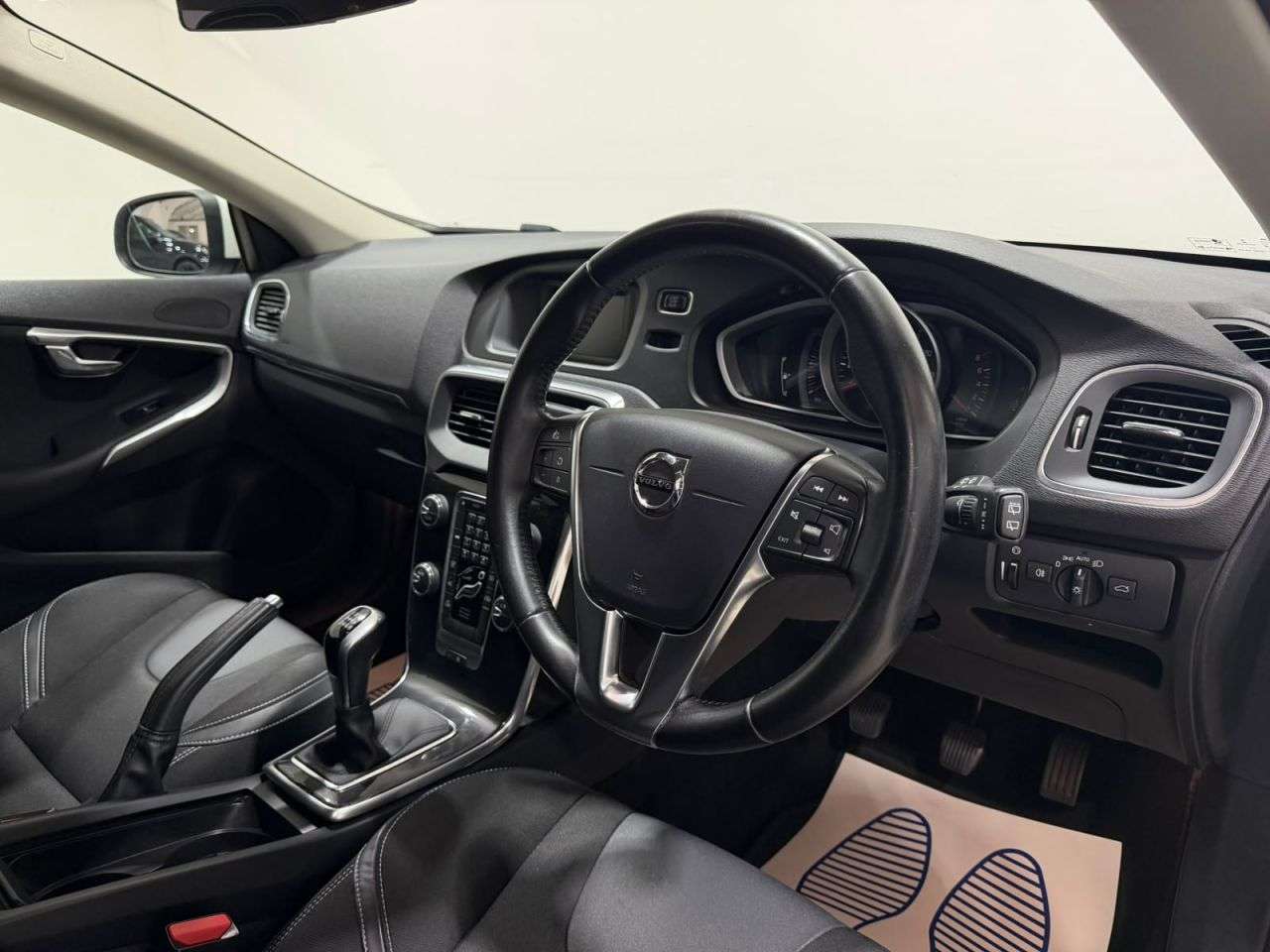 2017 VOLVO V40 2017 VOLVO V40