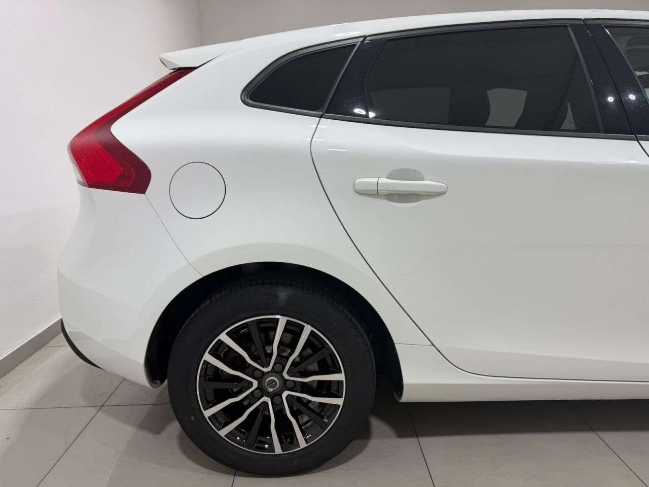 2017 VOLVO V40 2017 VOLVO V40